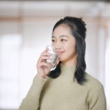 シリカ水を飲む女性