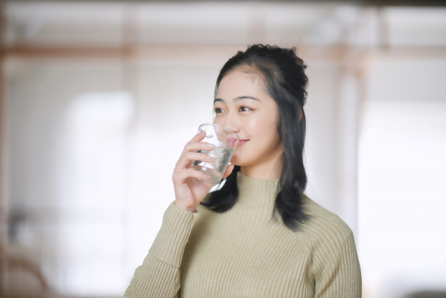 シリカ水を飲む女性