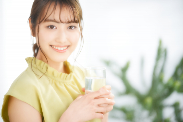 水を飲む女性