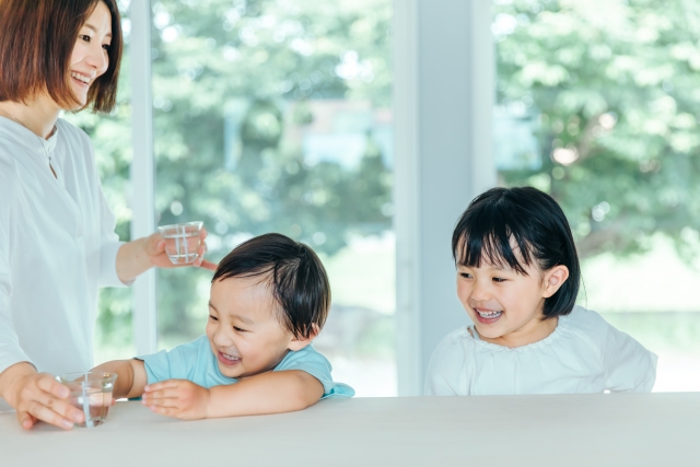 水を飲む子供たち