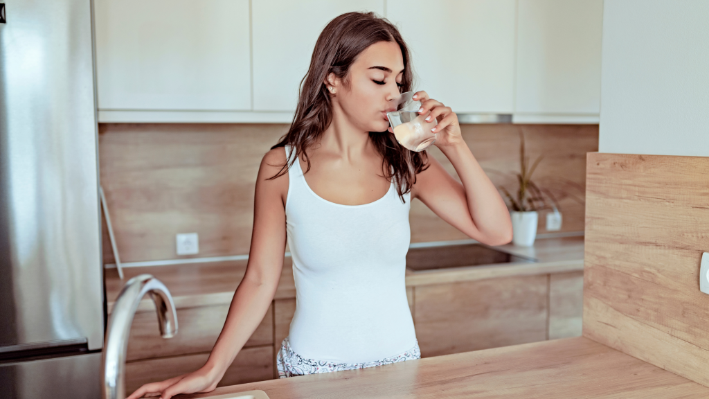 水を飲む女性