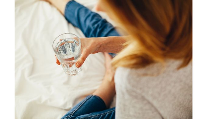 水を飲む女性